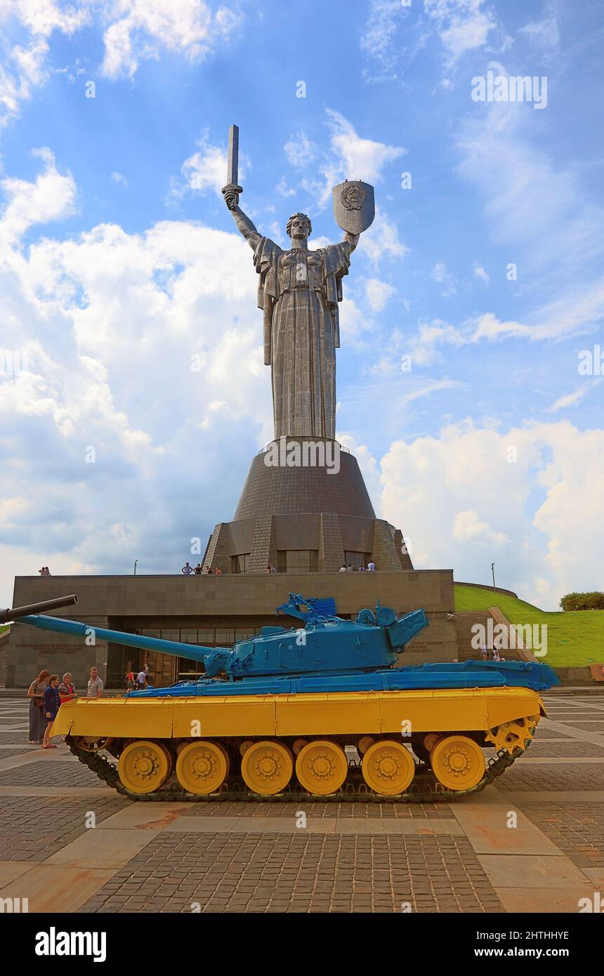 Stadt Kiew, die Mutter-Heimat-Statue und Panzer auf dem Gelaende des National Museums der Geschichte der Ukraine im Zweiten Weltkrieg, eine Erinnerung Stock Photo