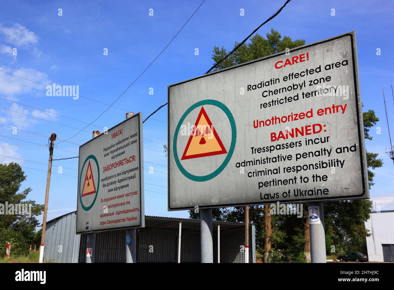 Ukraine, Sperrzone von Tschernobyl und Pripjat, Hinweisschild auf die verstrahlte Zone, am Kontrollpunkt der Zufahrt Stock Photo