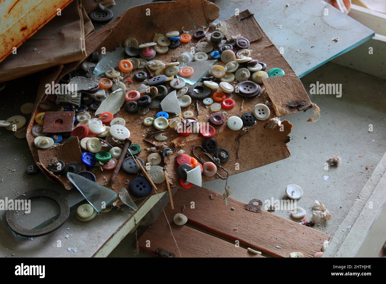 Ukraine, Sperrzone, verschiedenfarbige Knoepfe im Krankenhaus von Pripjat, nun in der unbewohnbaren 30-Kilometer-Zone um das Kraftwerk von Tschernobyl Stock Photo