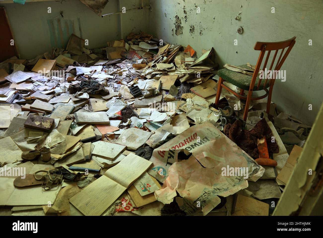 Ukraine, Sperrzone, Unterlagen, Buecher im Krankenhaus in Pripjat, nun in der unbewohnbaren 30-Kilometer-Zone um das Kraftwerk von Tschernobyl und der Stock Photo