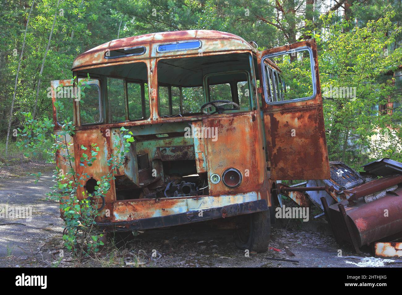 Ukraine, in der gesperrten und unbewohnbaren 30-Kilometer-Zone rund um das Kraftwerk von Tschernobyl und der Arbeitersiedlung Pripjat, Buswrack Stock Photo