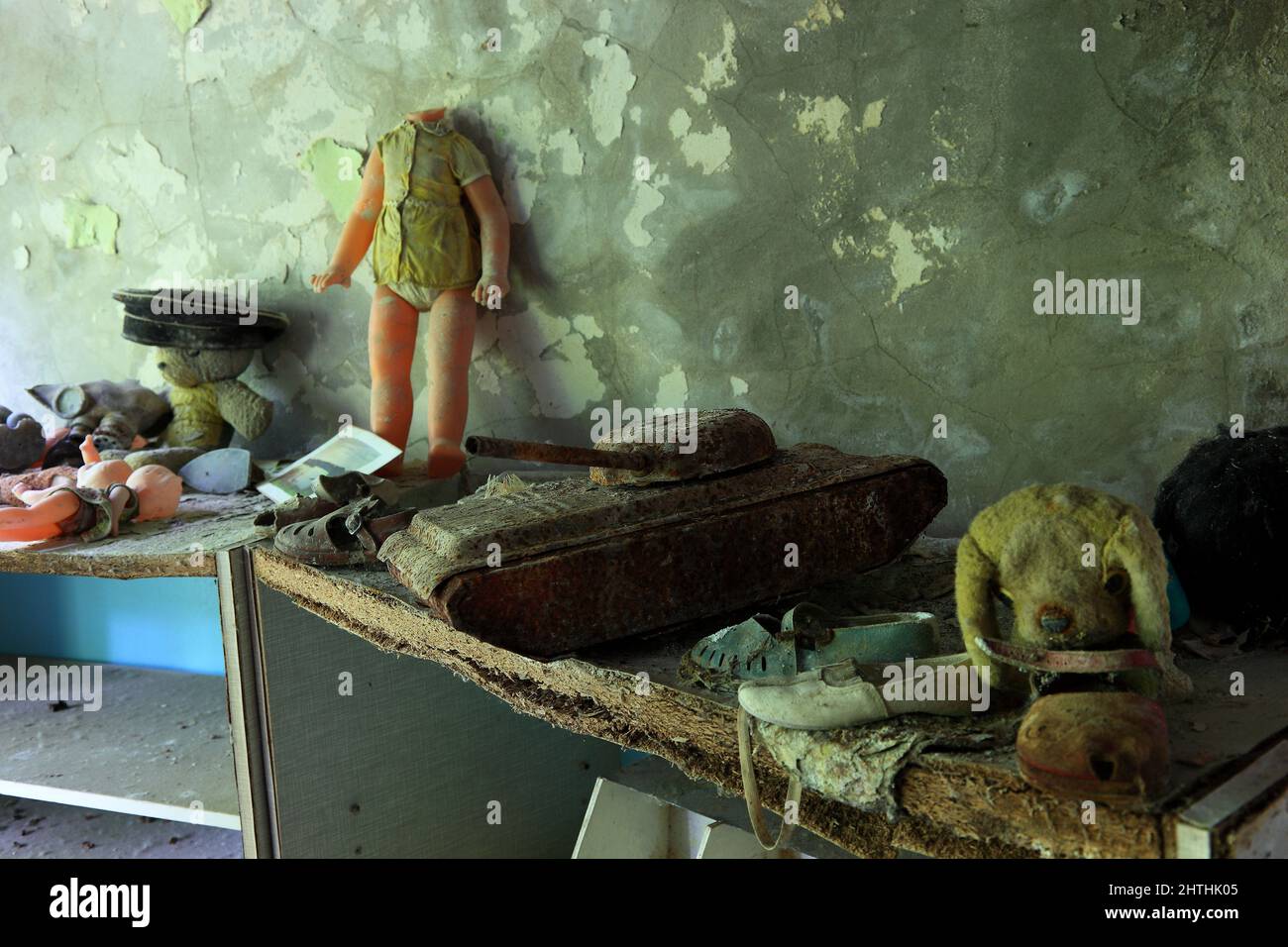 Ukraine, Sperrzone, Pripjat, in der unbewohnbaren 30-Kilometer-Zone um das Kraftwerk von Tschernobyl und der Arbeitersiedlung Pripjat, Spielsachen im Stock Photo