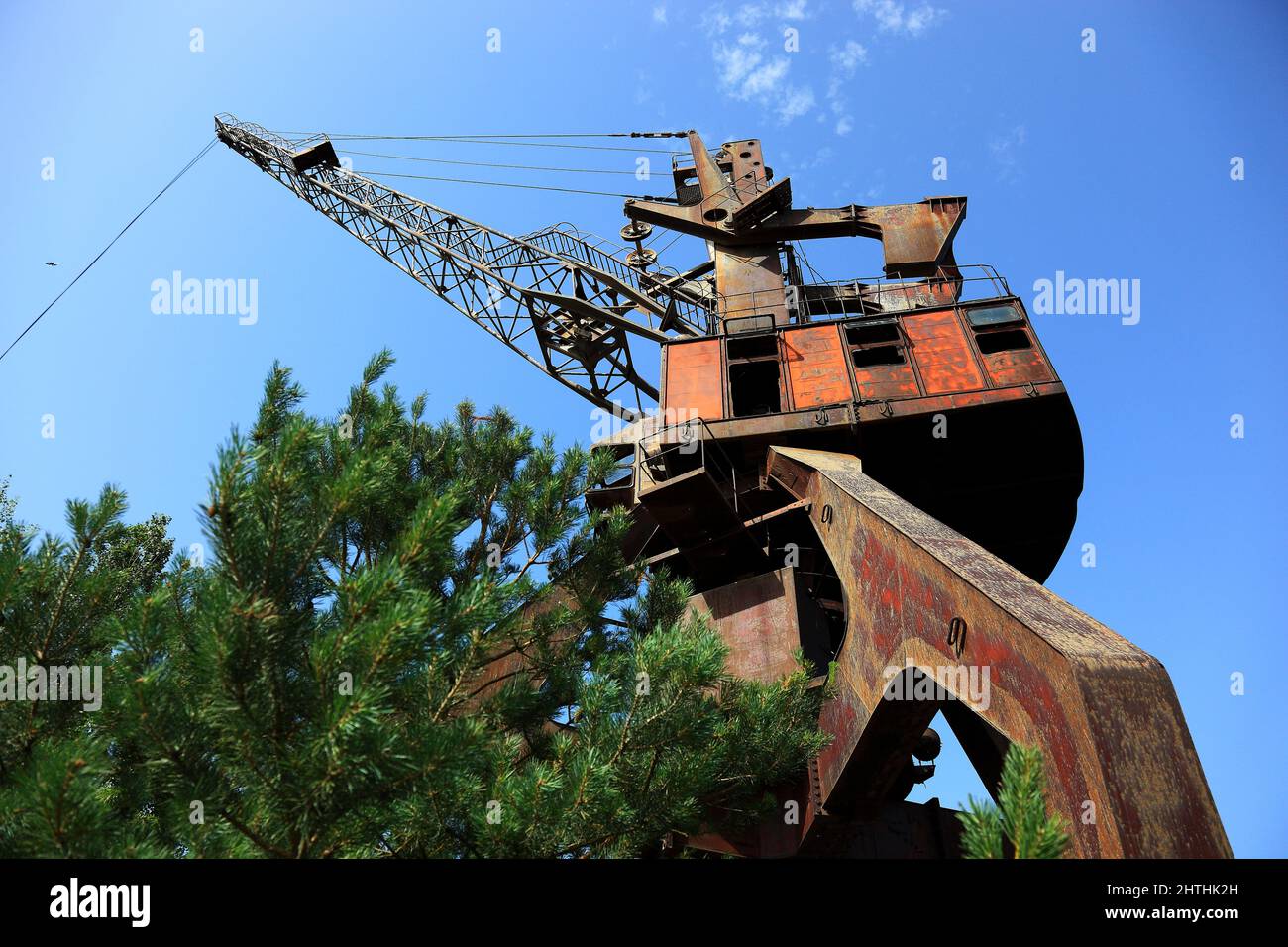 Ukraine, Sperrzone, Pripjat, in der unbewohnbaren 30-Kilometer-Zone um das Kraftwerk von Tschernobyl und der Arbeitersiedlung Pripjat, Kran am Schiffs Stock Photo