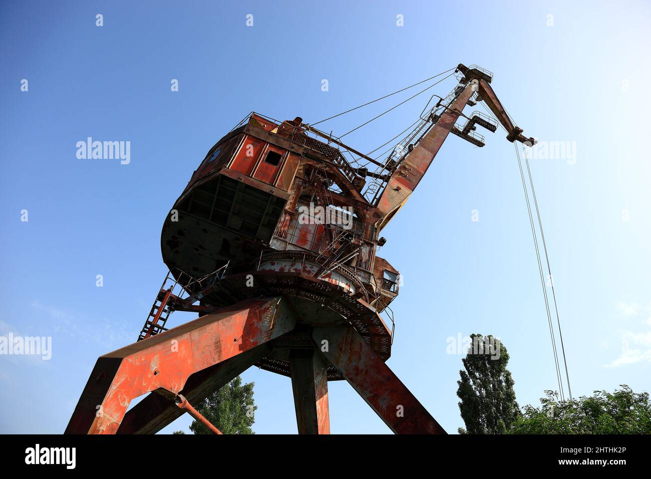 Ukraine, Sperrzone, Pripjat, in der unbewohnbaren 30-Kilometer-Zone um das Kraftwerk von Tschernobyl und der Arbeitersiedlung Pripjat, Kran am Schiffs Stock Photo