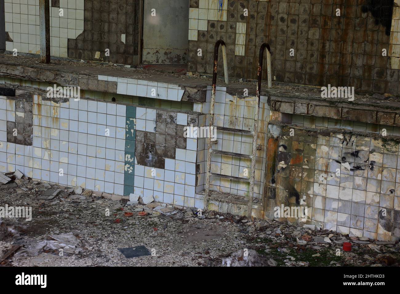 Ukraine, Sperrzone, Pripjat, in der unbewohnbaren 30-Kilometer-Zone um das Kraftwerk von Tschernobyl und der Arbeitersiedlung Pripjat, Schwimmbecken Stock Photo