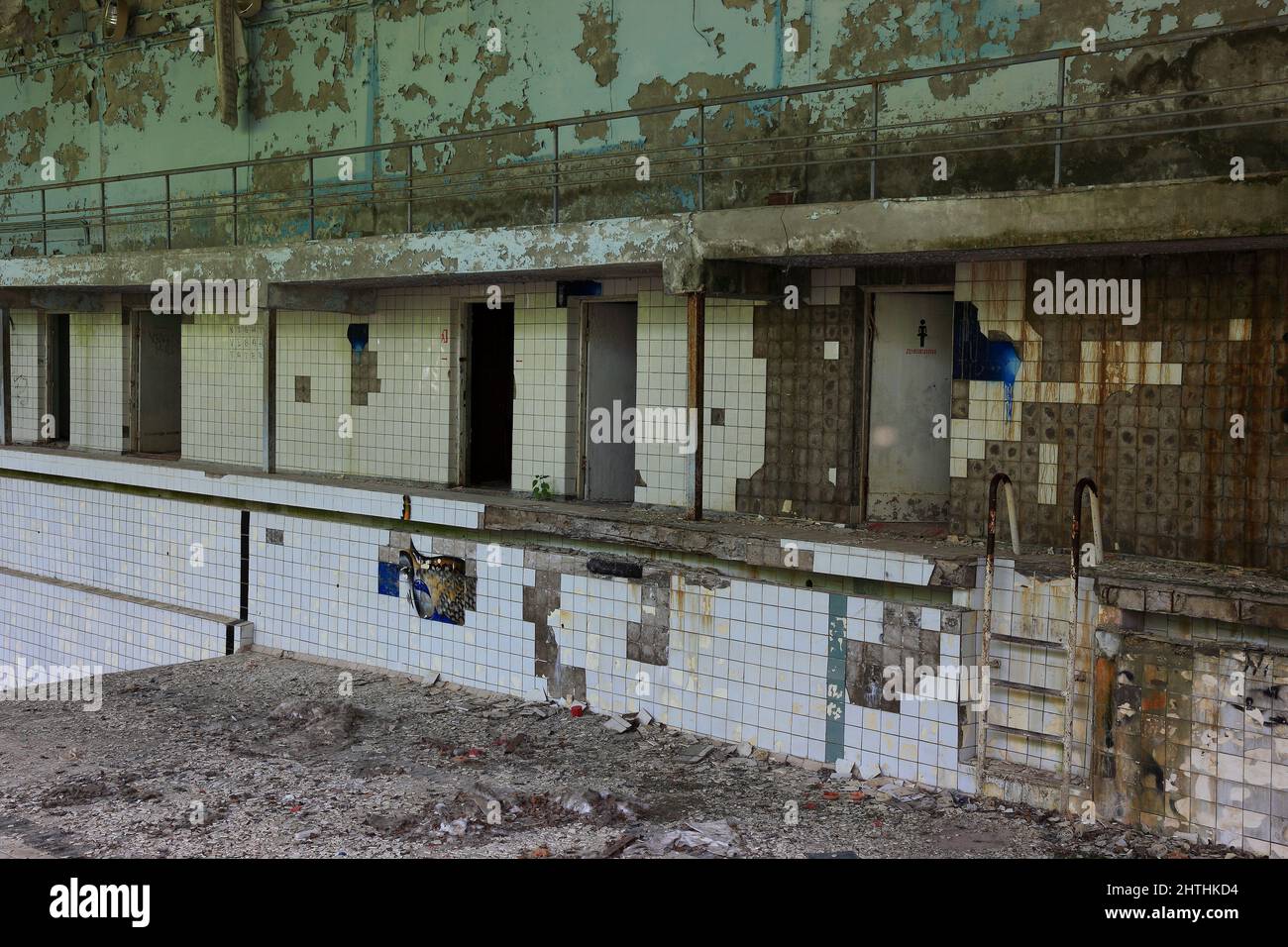 Ukraine, Sperrzone, Pripjat, in der unbewohnbaren 30-Kilometer-Zone um das Kraftwerk von Tschernobyl und der Arbeitersiedlung Pripjat, Schwimmbecken Stock Photo