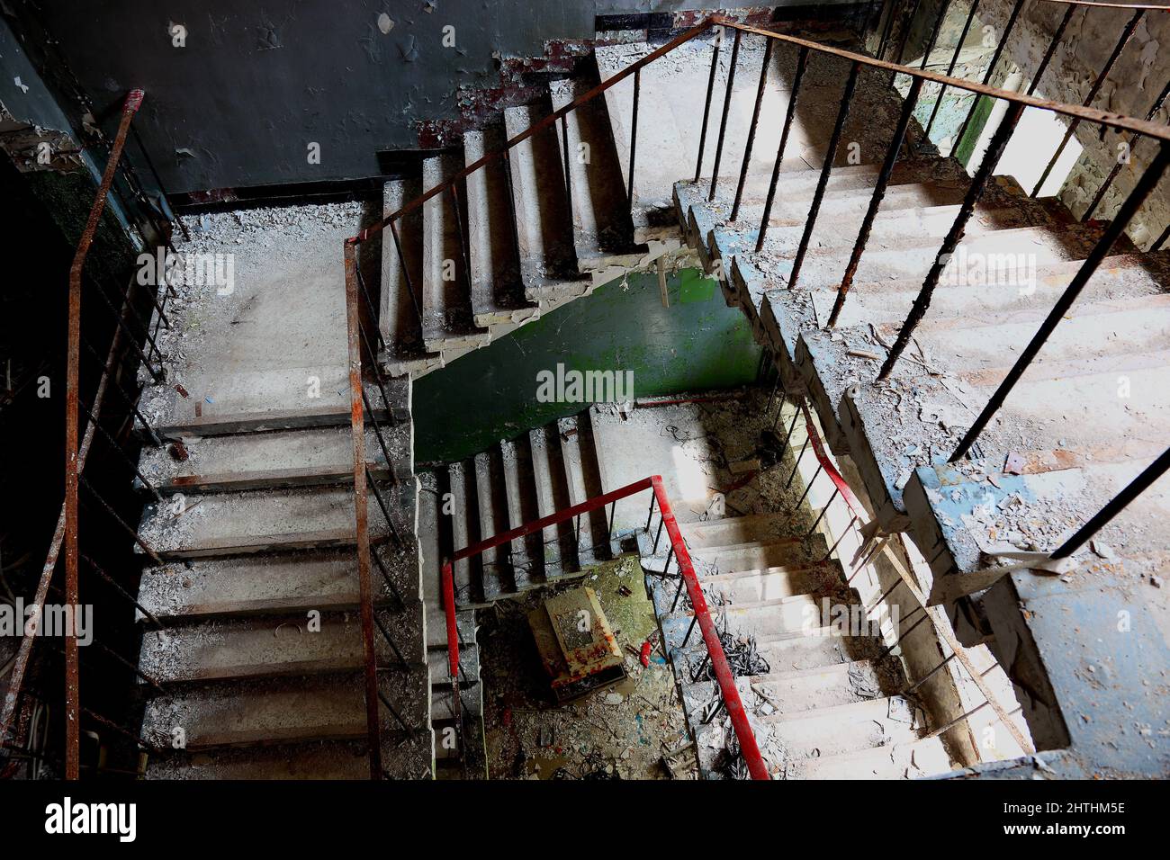 Ukraine, Sperrzone, Pripjat, in der unbewohnbaren 30-Kilometer-Zone um das Kraftwerk von Tschernobyl und der Arbeitersiedlung Pripjat, im Treppenhaus Stock Photo