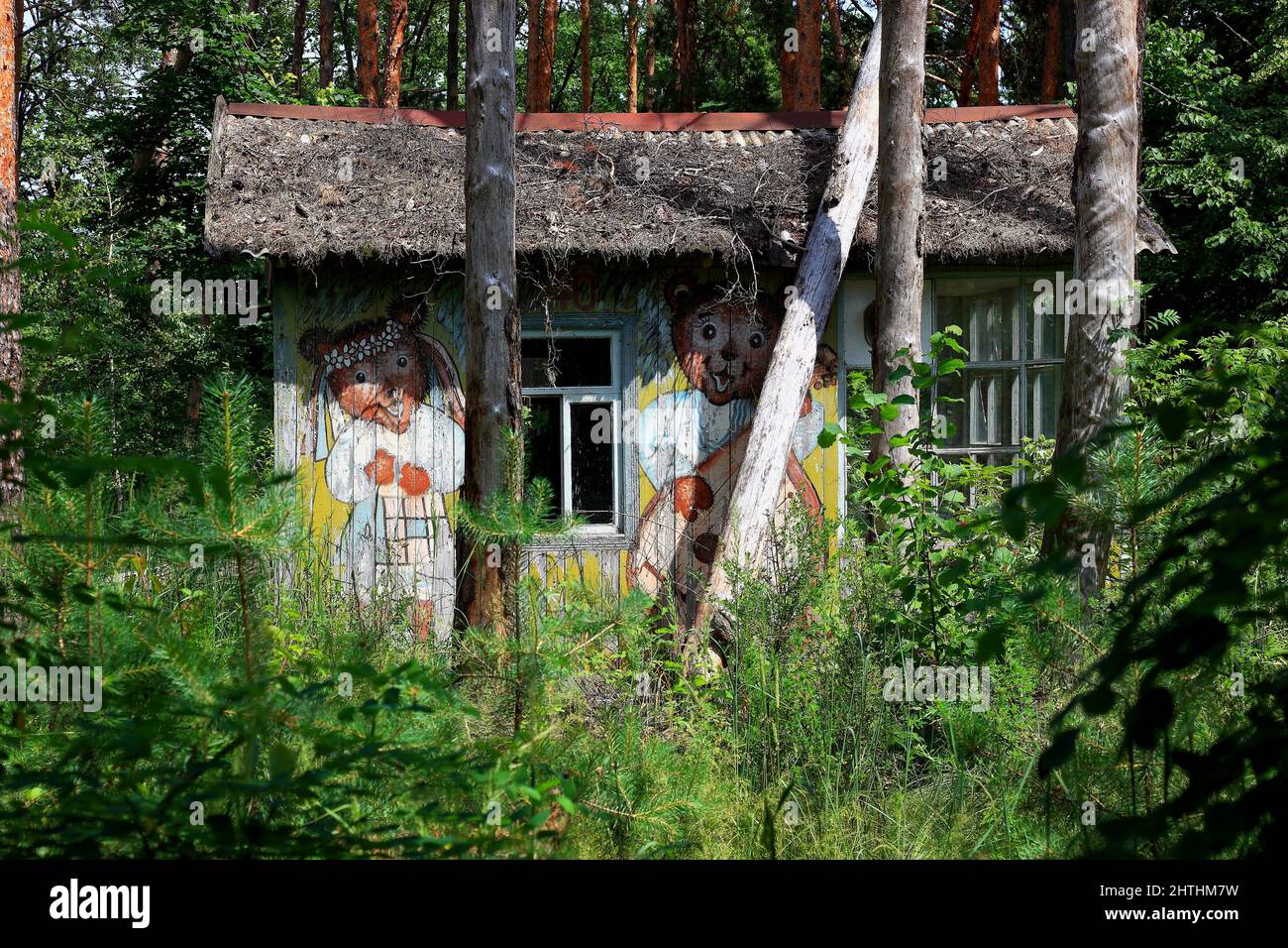 Ukraine, in der gesperrten und unbewohnbaren 30-Kilometer-Zone rund um das Kraftwerk von Tschernobyl und der Arbeitersiedlung Pripjat, bemalte Holzhue Stock Photo