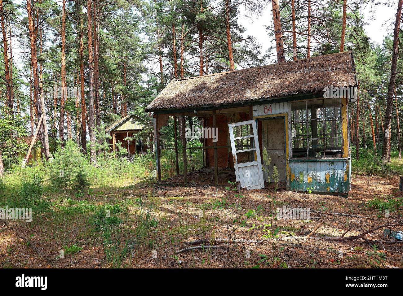 Ukraine, Sperrzone, in der unbewohnbaren 30-Kilometer-Zone um das Kraftwerk von Tschernobyl und der Arbeitersiedlung Pripjat, Holzhuetten im Kinderfer Stock Photo