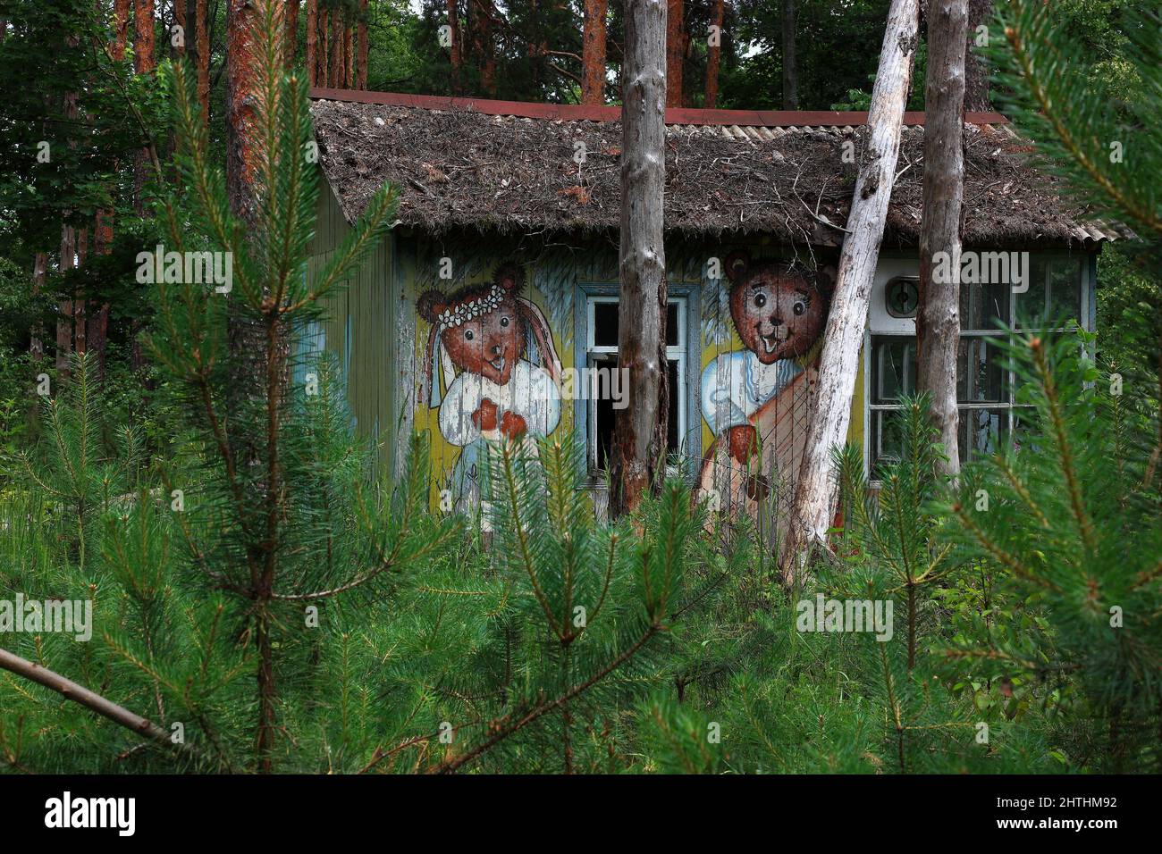 Ukraine, Sperrzone, in der unbewohnbaren 30-Kilometer-Zone um das Kraftwerk von Tschernobyl und der Arbeitersiedlung Pripjat, Holzhuette im Kinderferi Stock Photo