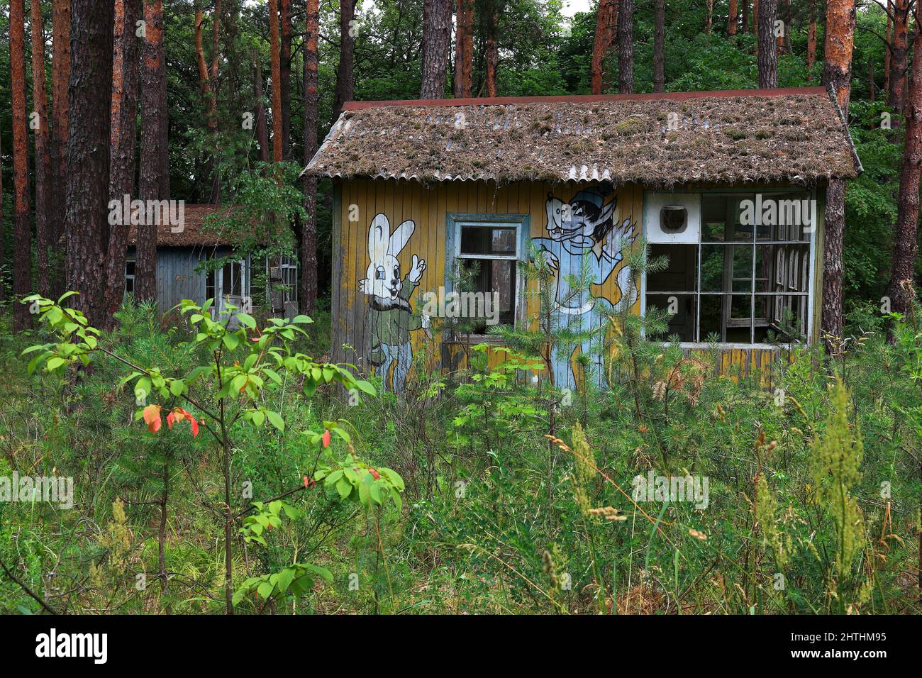 Ukraine, Sperrzone, in der unbewohnbaren 30-Kilometer-Zone um das Kraftwerk von Tschernobyl und der Arbeitersiedlung Pripjat, Holzhuetten im Kinderfer Stock Photo