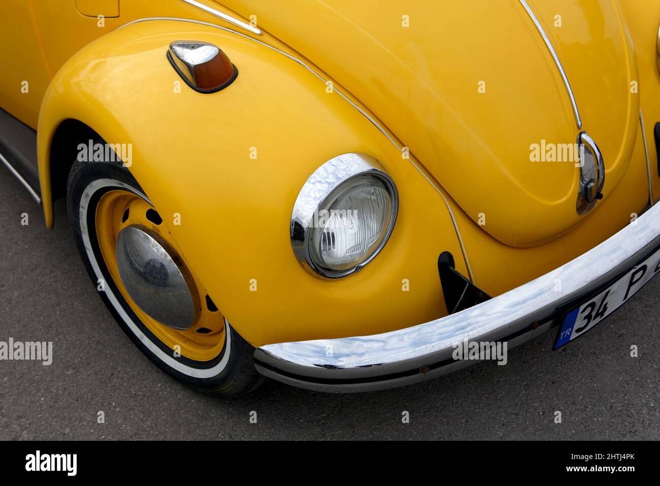 gelbes Auto, Käfer auf weiß, Hippie-Auto im retro-Stil Stockfotografie -  Alamy
