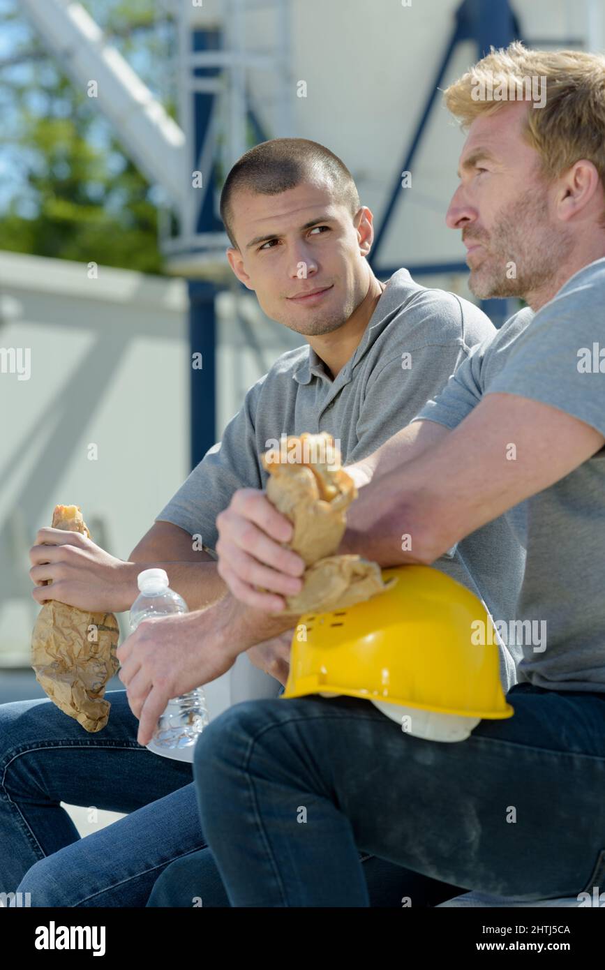 the construction workers eating lunch Stock Photo - Alamy