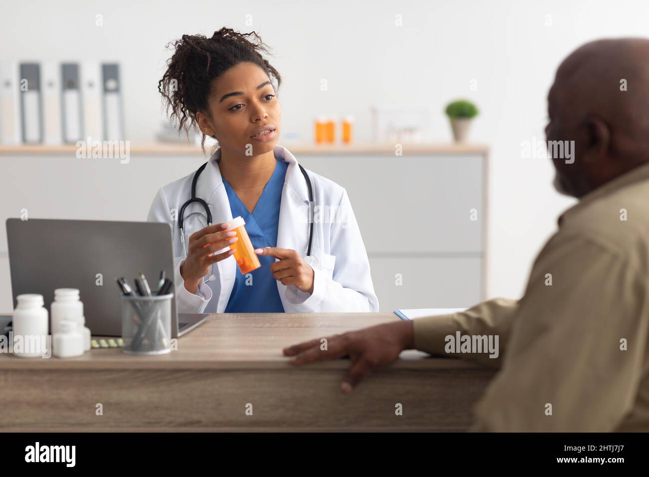 Female black doctor showing hi-res stock photography and images - Alamy
