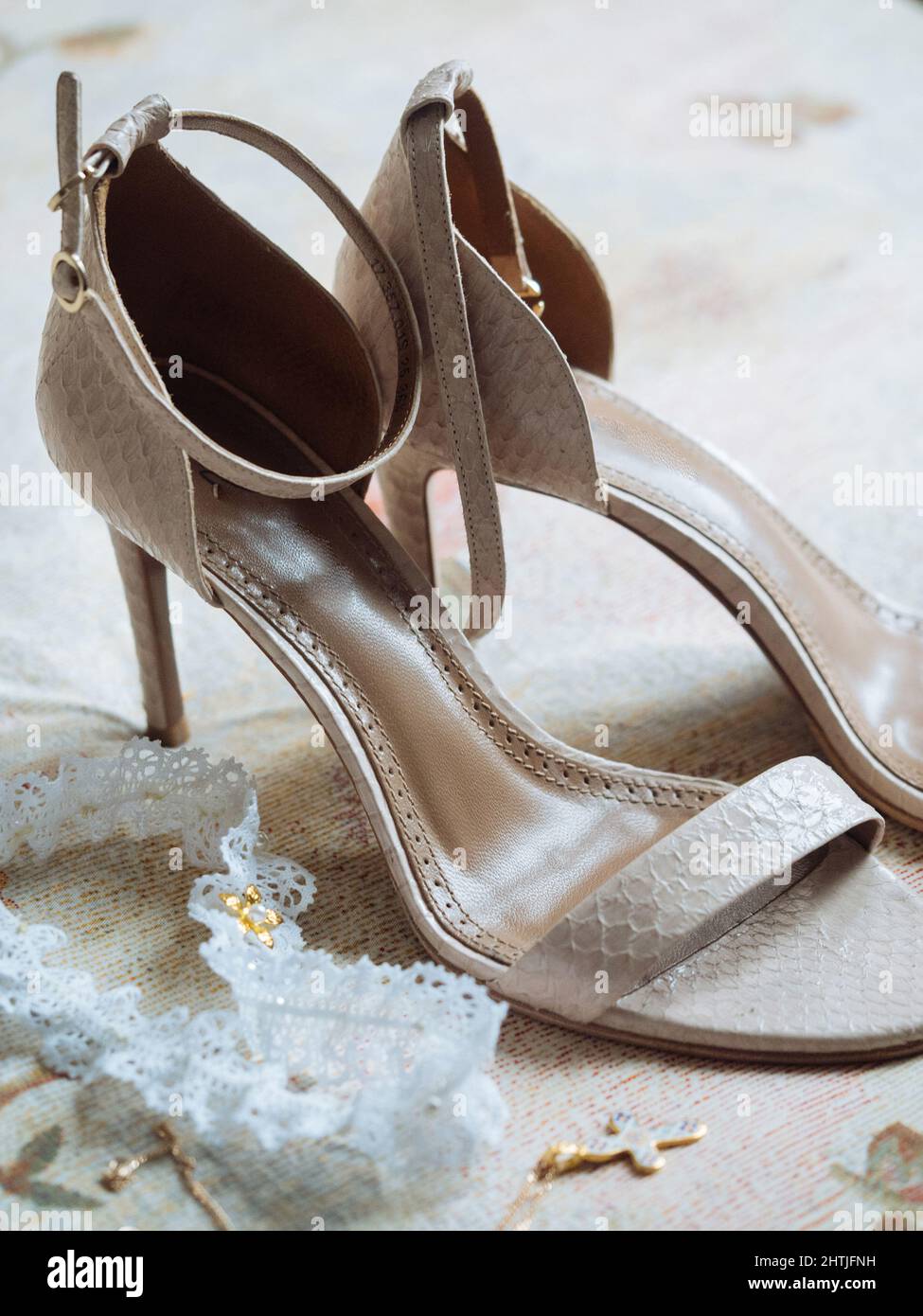 Open hand setting against the sunset sun in the Sahara desert Stock ...