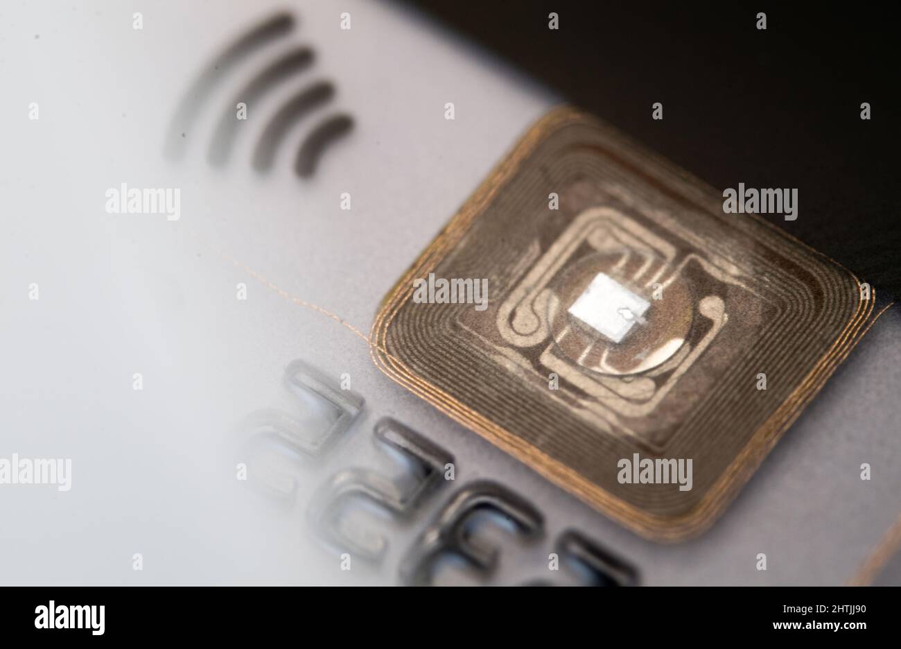 PRODUCTION - 25 February 2022, North Rhine-Westphalia, Bad Oeynhausen: The RFID chip can be seen in a transparent credit card. RFID chips in credit cards enable contactless payment in stationary retail. Photo: Lino Mirgeler/dpa Stock Photo