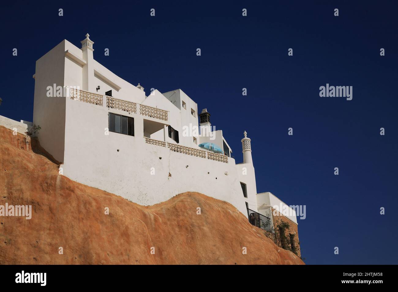 Häuser und Hotels an der Steilküste des Strand von Albufeira an der Algarve, Portugal Stock Photo