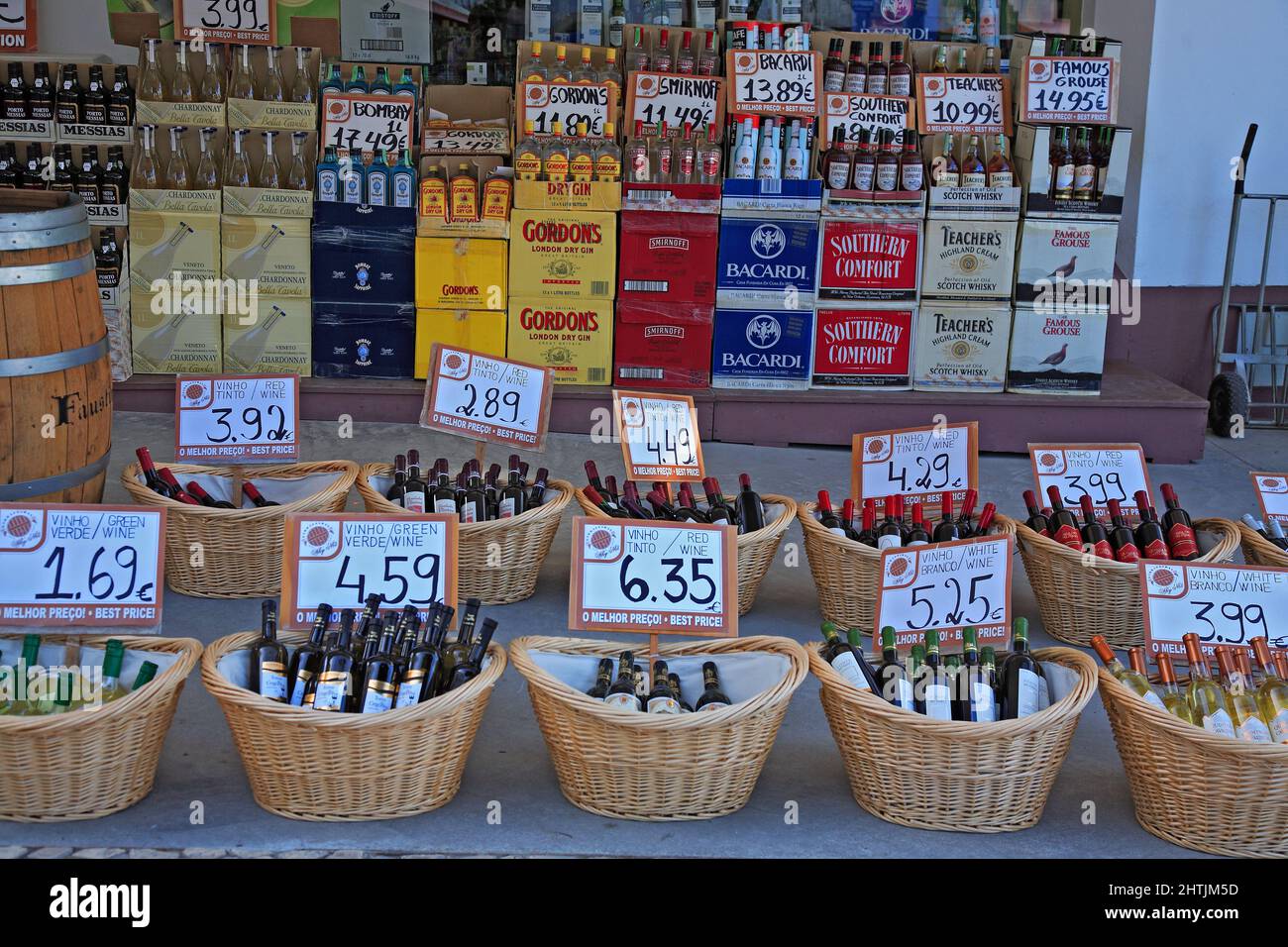 Getränkeladen in Albufeira, Algarve, Portugal, im Vordergrund portugisische Weine, Vino Verde, dahinter hochprozentige internationale Spiritosen Stock Photo