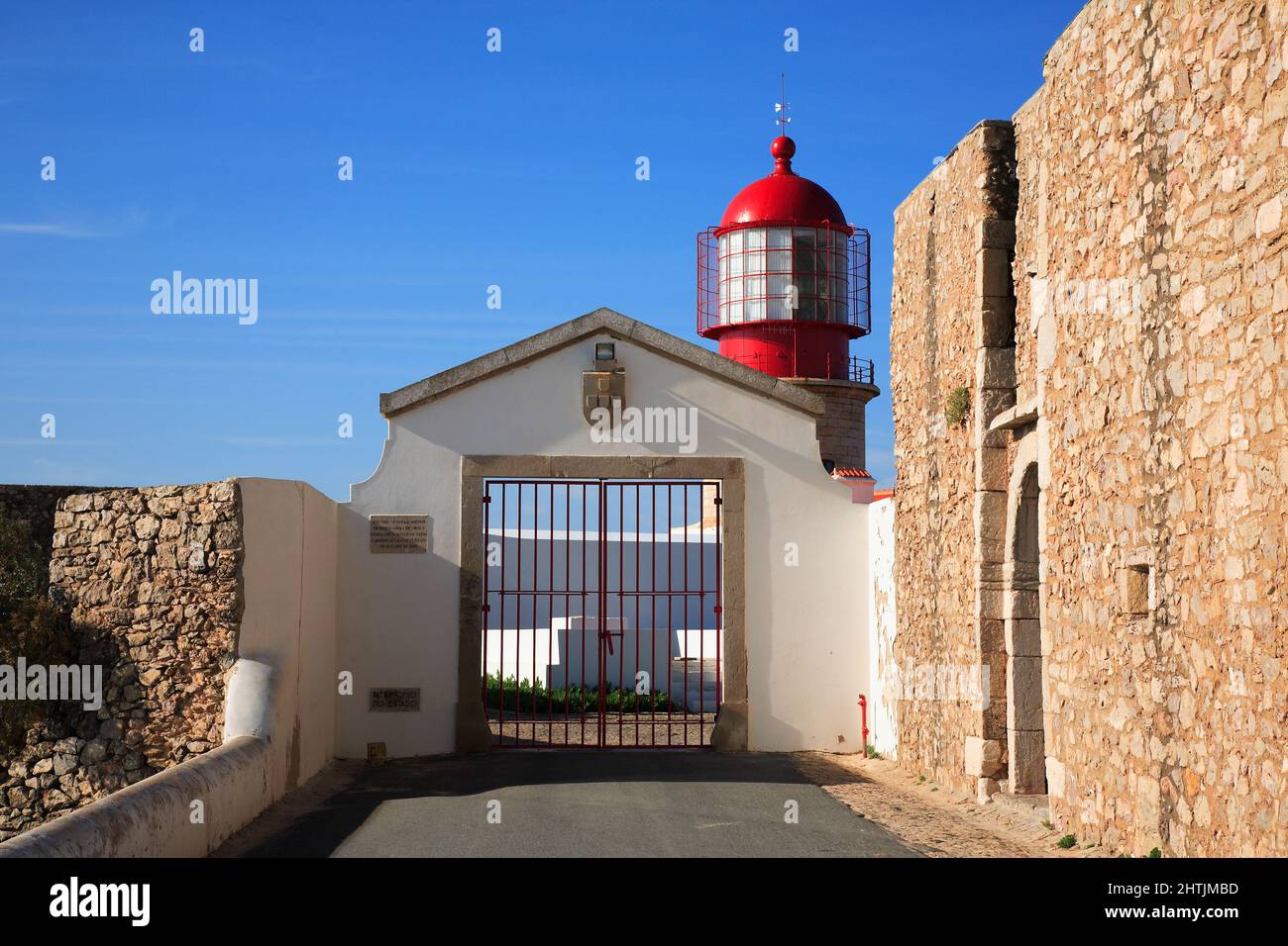 Der Leuchtturm direkt am Cabo de Sao Vicente in der Algarve am südwestlichsten Punkt des europäischen Festlands, Portugal Stock Photo