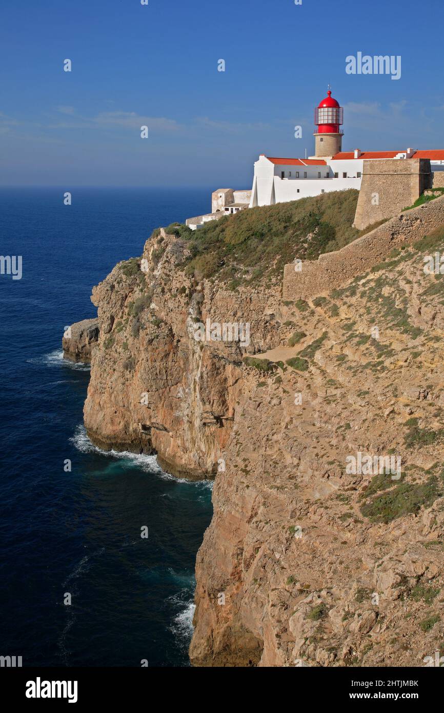 Der Leuchtturm direkt am Cabo de Sao Vicente in der Algarve am südwestlichsten Punkt des europäischen Festlands, Portugal Stock Photo