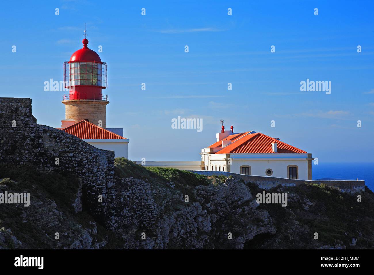 Der Leuchtturm direkt am Cabo de Sao Vicente in der Algarve am südwestlichsten Punkt des europäischen Festlands, Portugal Stock Photo