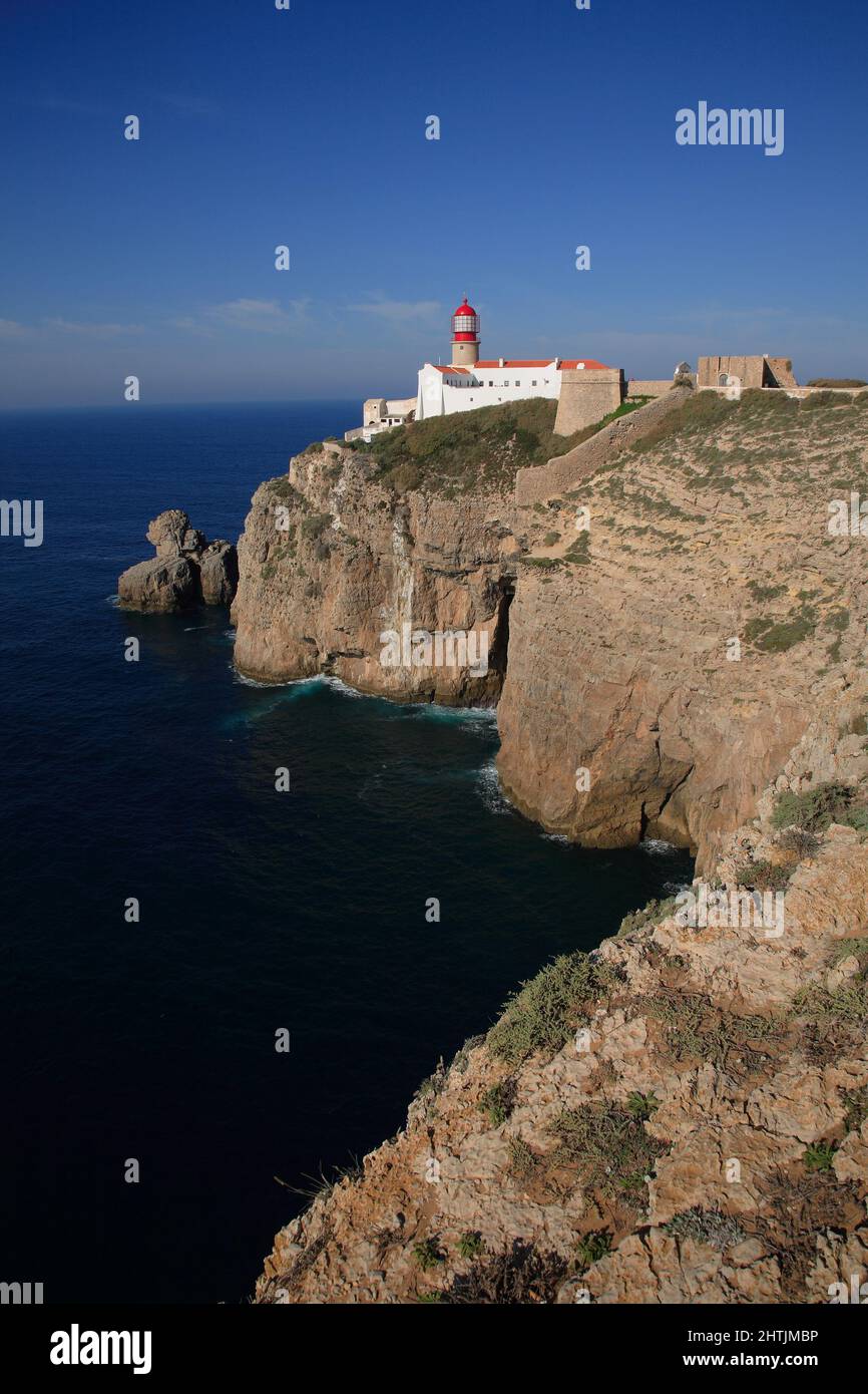 Der Leuchtturm direkt am Cabo de Sao Vicente in der Algarve am südwestlichsten Punkt des europäischen Festlands, Portugal Stock Photo