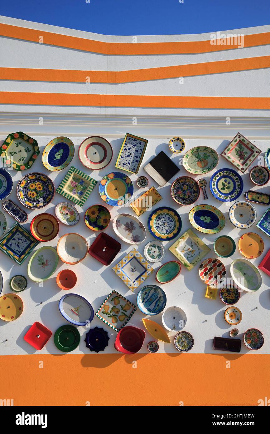 Geschäftsdekoration einer Keramikhändler, Dekorationsfassade, bei Sagres, Algarve, Portugal Stock Photo