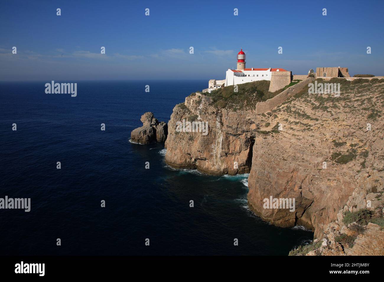 Der Leuchtturm direkt am Cabo de Sao Vicente in der Algarve am südwestlichsten Punkt des europäischen Festlands, Portugal Stock Photo