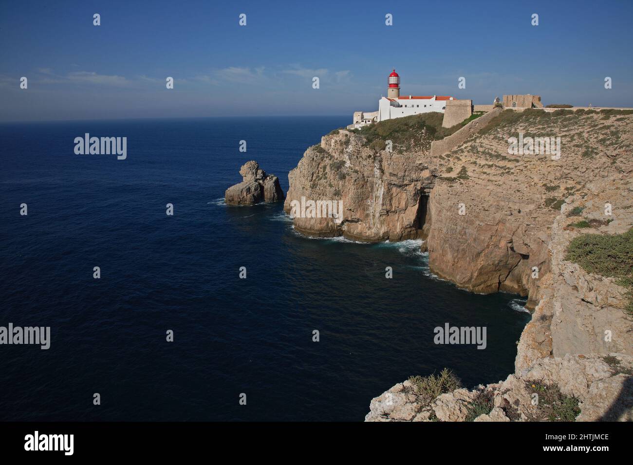 Der Leuchtturm direkt am Cabo de Sao Vicente in der Algarve am südwestlichsten Punkt des europäischen Festlands, Portugal Stock Photo