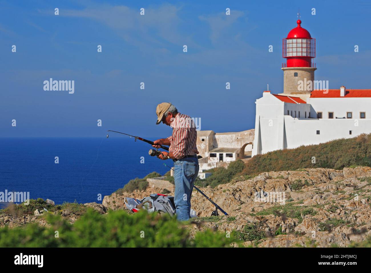 Angler und der Leuchtturm direkt am Cabo de Sao Vicente in der Algarve am südwestlichsten Punkt des europäischen Festlands, Portugal Stock Photo