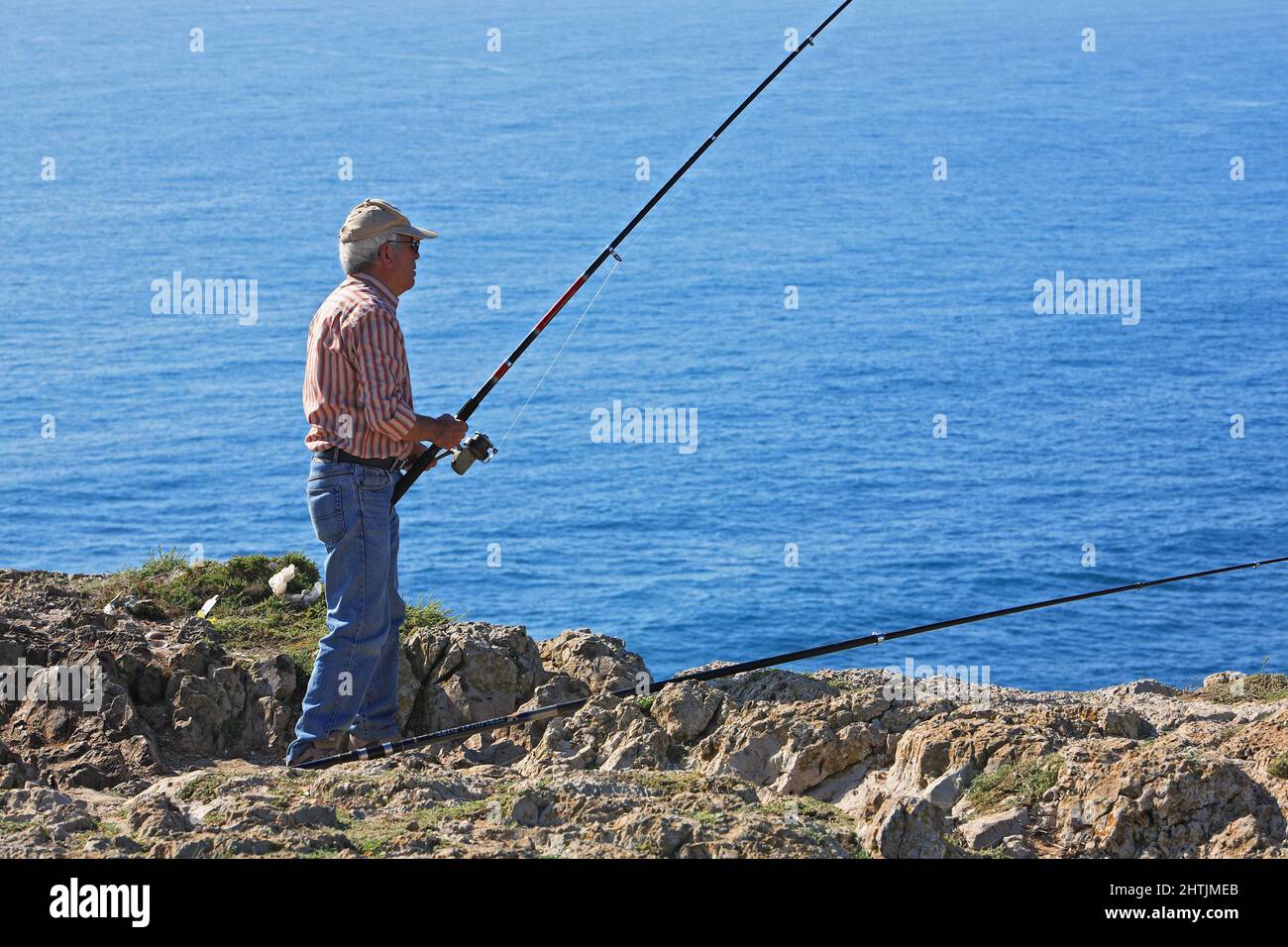 Angler an der Steilküste bei Sagres, nahe Cabo de São Vicente, dem südwestlichsten Punkt des europäischen Festlands, Algarve, Portugal Stock Photo