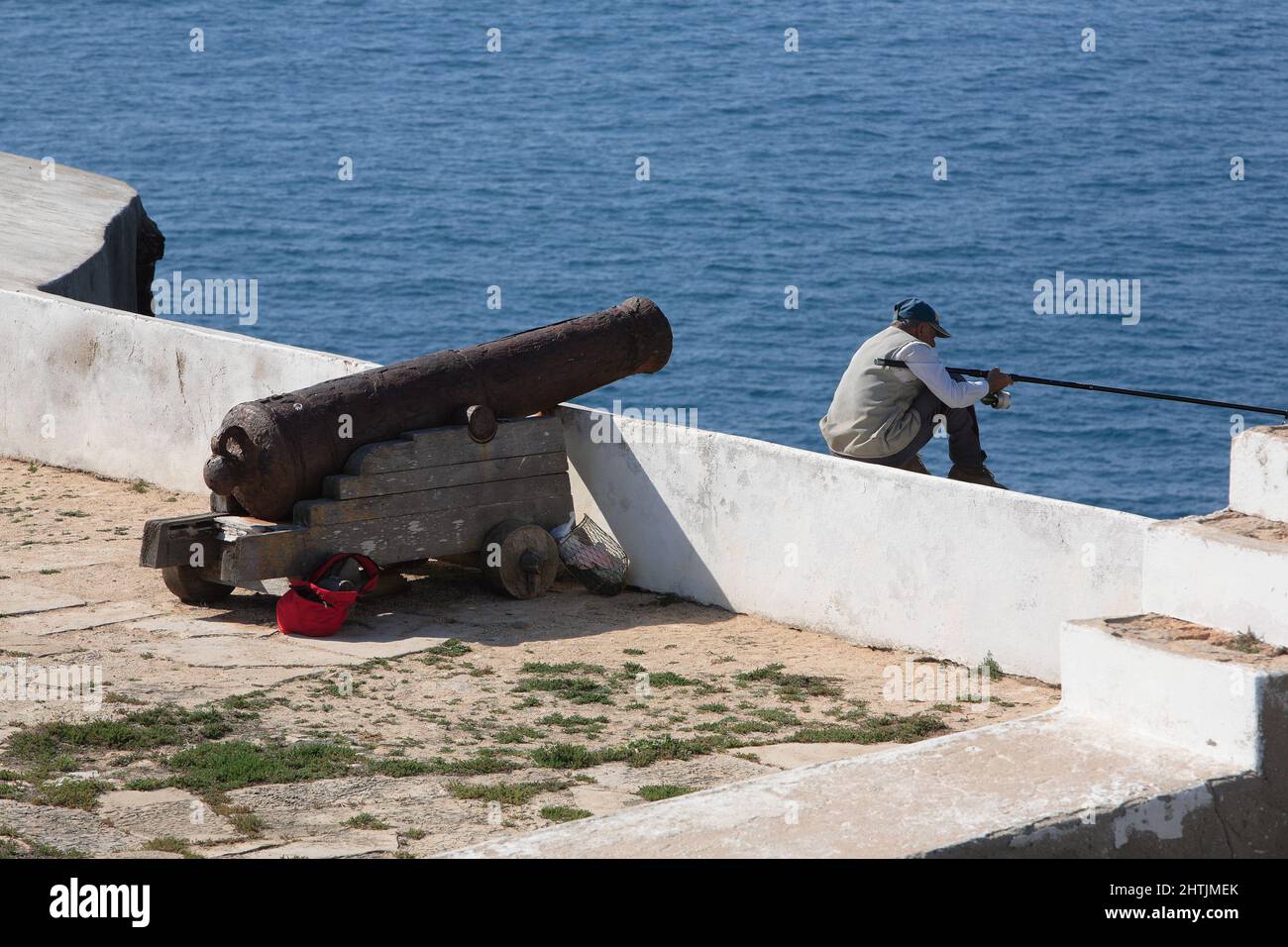 Klippfischer und historische Kanone in der Fortaleza de Sagres, Vila do Infante, Sagres, Algarve, Portugal Stock Photo