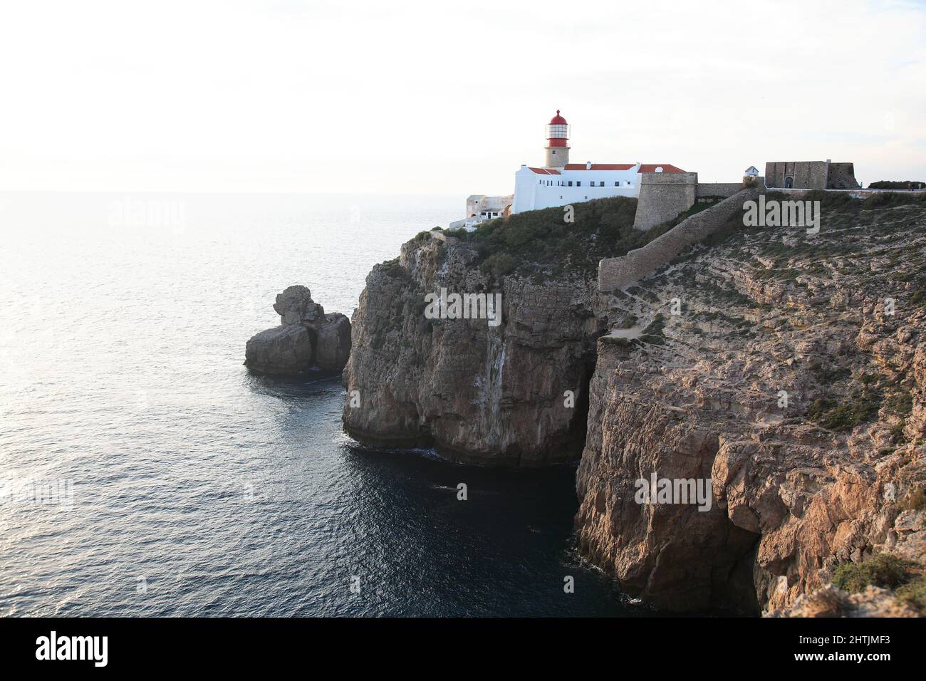 Der Leuchtturm direkt am Cabo de Sao Vicente in der Algarve am südwestlichsten Punkt des europäischen Festlands, Portugal Stock Photo