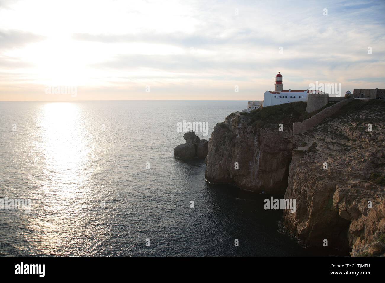 Der Leuchtturm direkt am Cabo de Sao Vicente in der Algarve am südwestlichsten Punkt des europäischen Festlands, Portugal Stock Photo