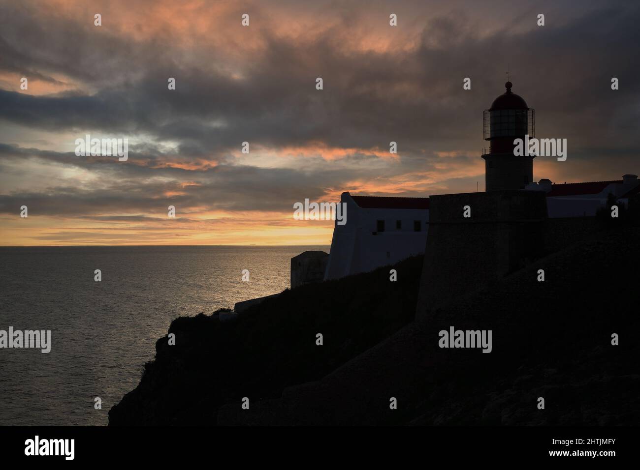 Der Leuchtturm direkt am Cabo de Sao Vicente in der Algarve am südwestlichsten Punkt des europäischen Festlands, Portugal Stock Photo