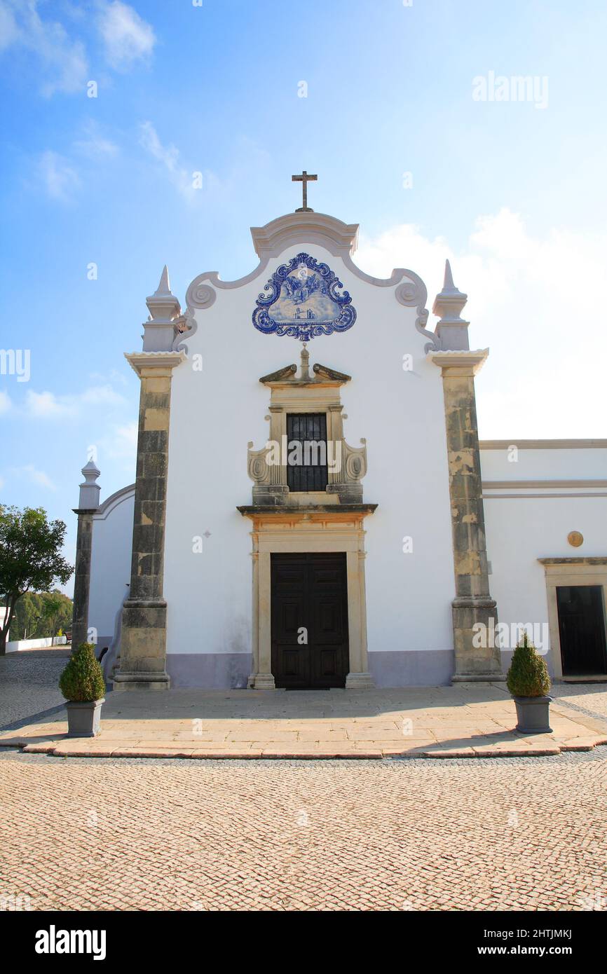 Historisches Azulejos-Bild an der Kirche Sao Lourenco de Matos bei Almancil, Algarve, Portugal Stock Photo