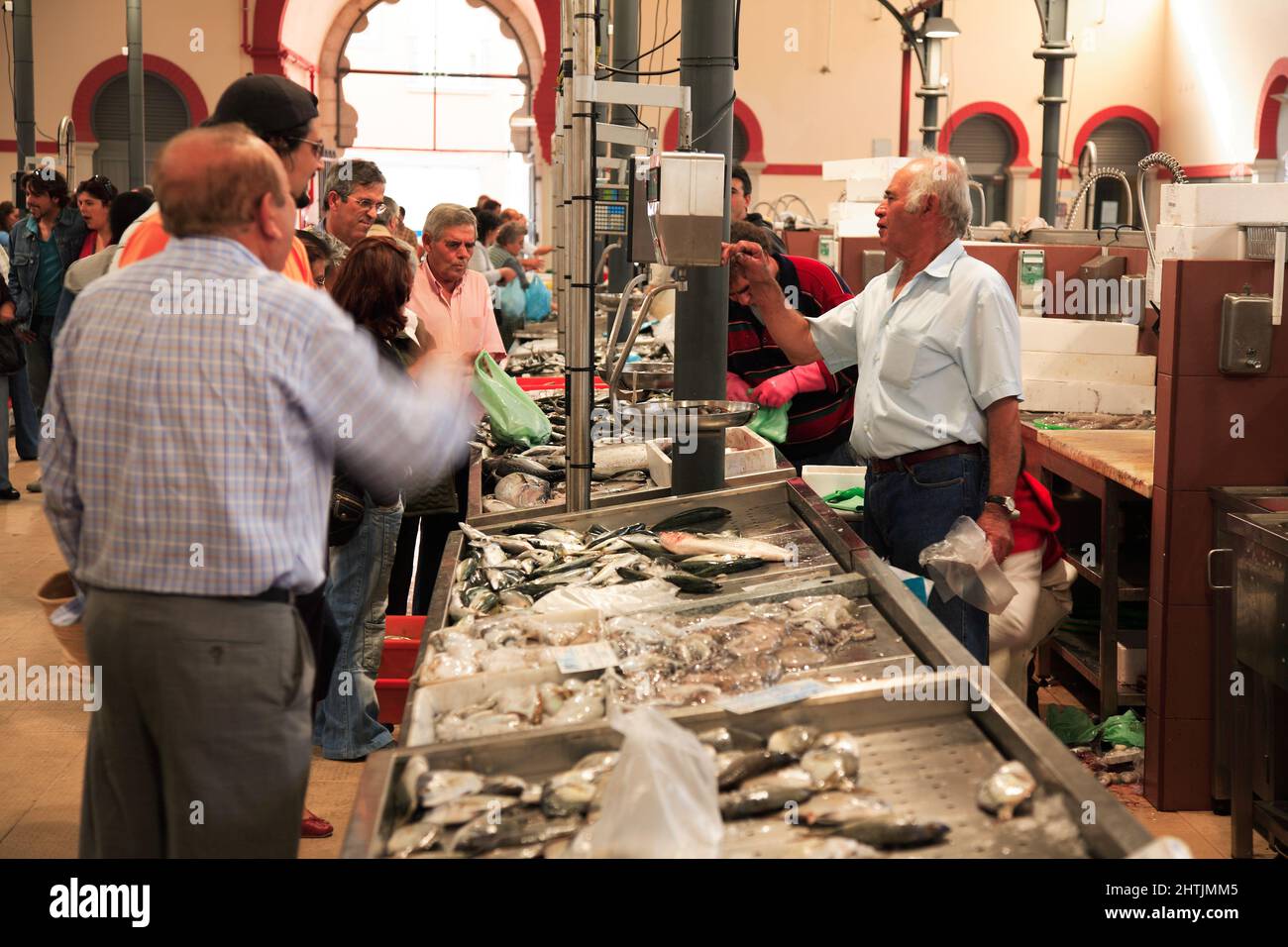 Fischhändler in der Markthalle in Loule, Algarve, Portugal Stock Photo