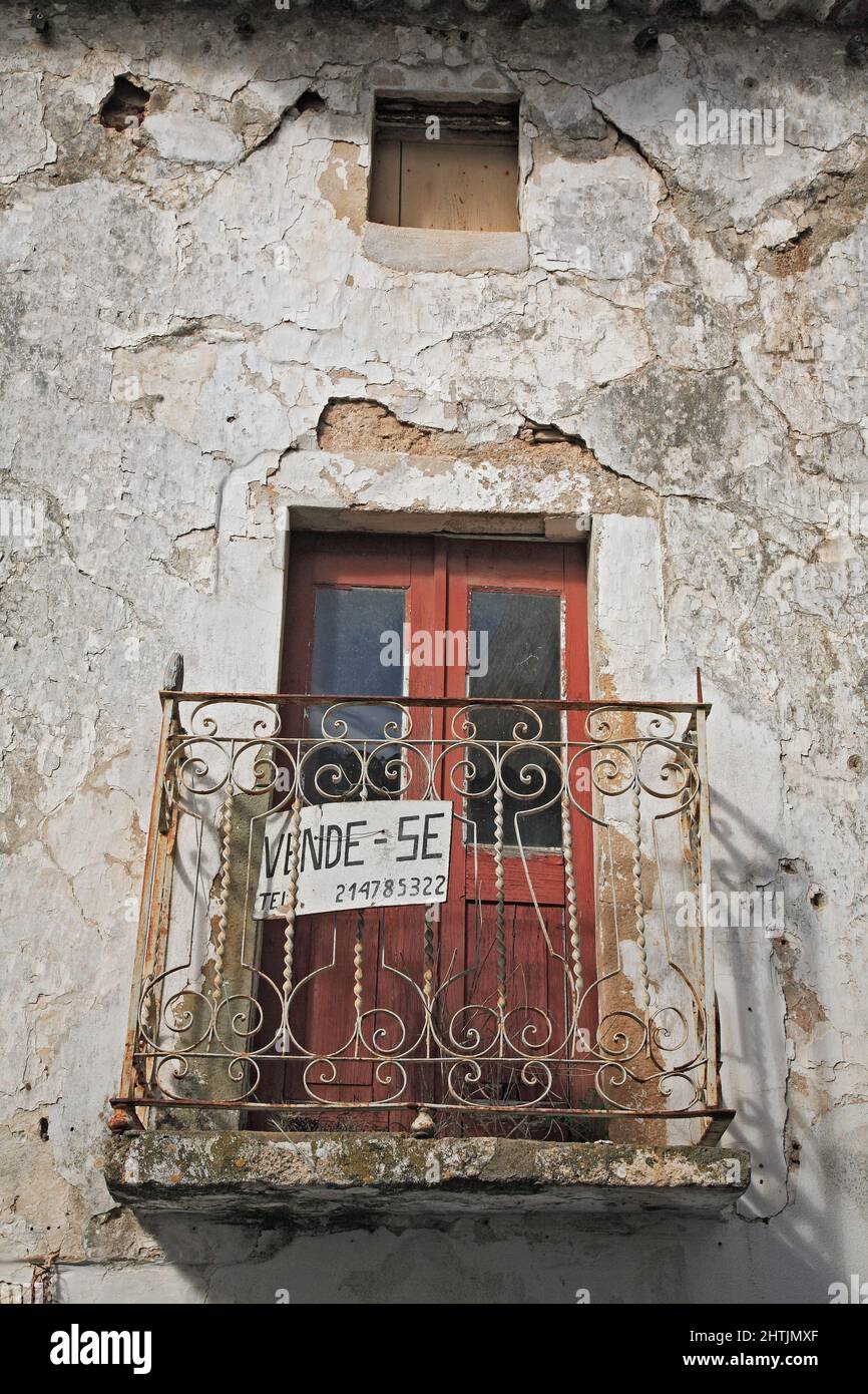 Häufigstes Schild an der Algarve: Se Vende (zu verkaufen) hier im Kurort Monchique, Algarve, Portugal Stock Photo