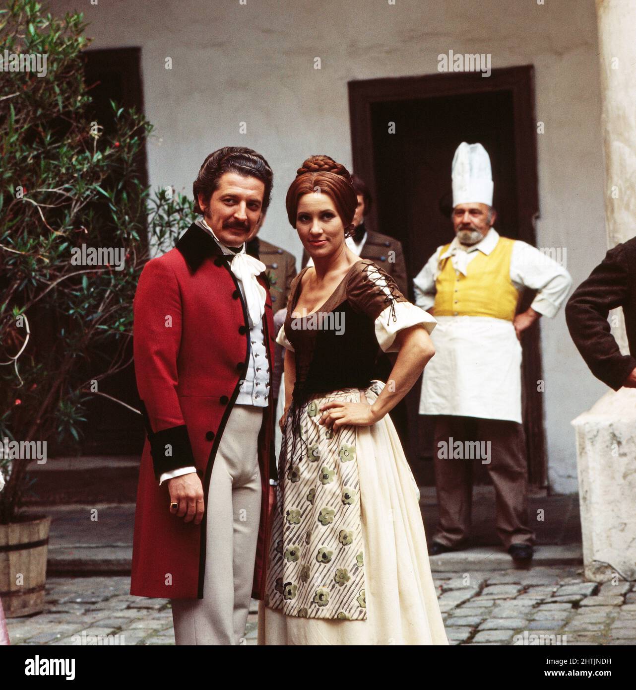 Heribert Sasse in der Rolle des Sansuga Sacchi, rechts, Gerti Drassl als  Smeraldina, links, und Hilde Dalik als Clara Sacchi, hinten, proben am  Montag, 12. Nov. 2007 im Theater in der Josefstadt, image size:1282x1390