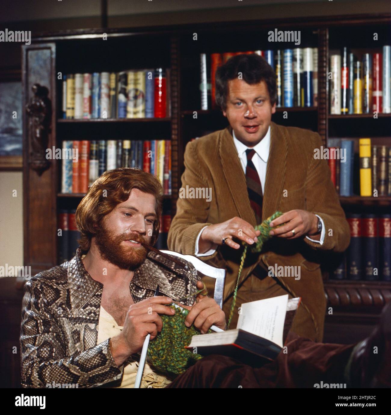 Lodynskis Flohmarkt Company, Fernsehserie, Österreich 1971, Stargast Raimund Harmstorf beim Stricken mit Moderator Peter Lodynski. Stock Photo