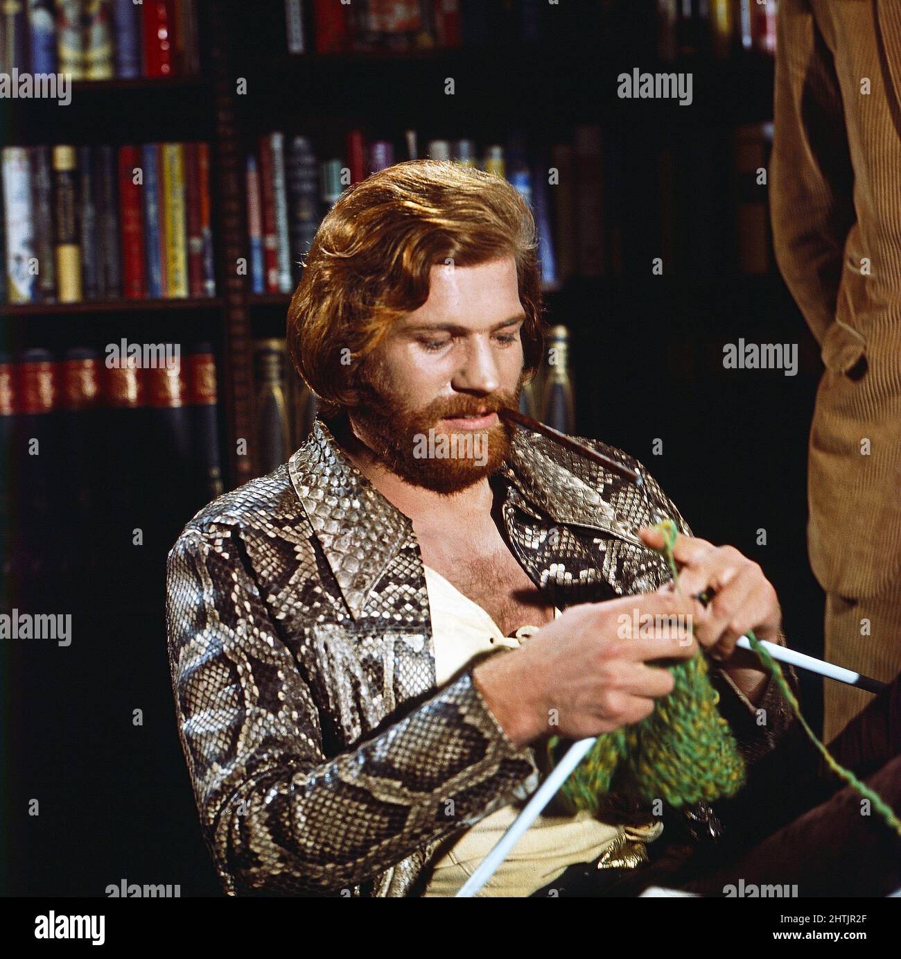 Lodynskis Flohmarkt Company, Fernsehserie, Österreich 1971, Stargast Raimund Harmstorf beim Stricken. Stock Photo