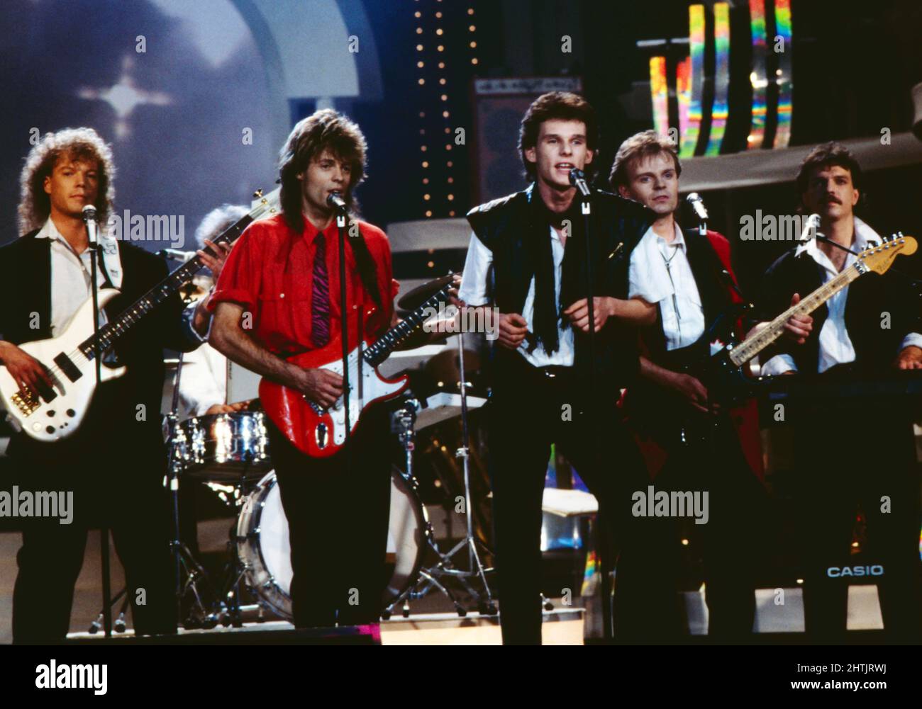 Corey Hart, kanadischer Pop- und Rocksänger, mit Band bei einem Auftritt in Deutschland, um 1987. Stock Photo