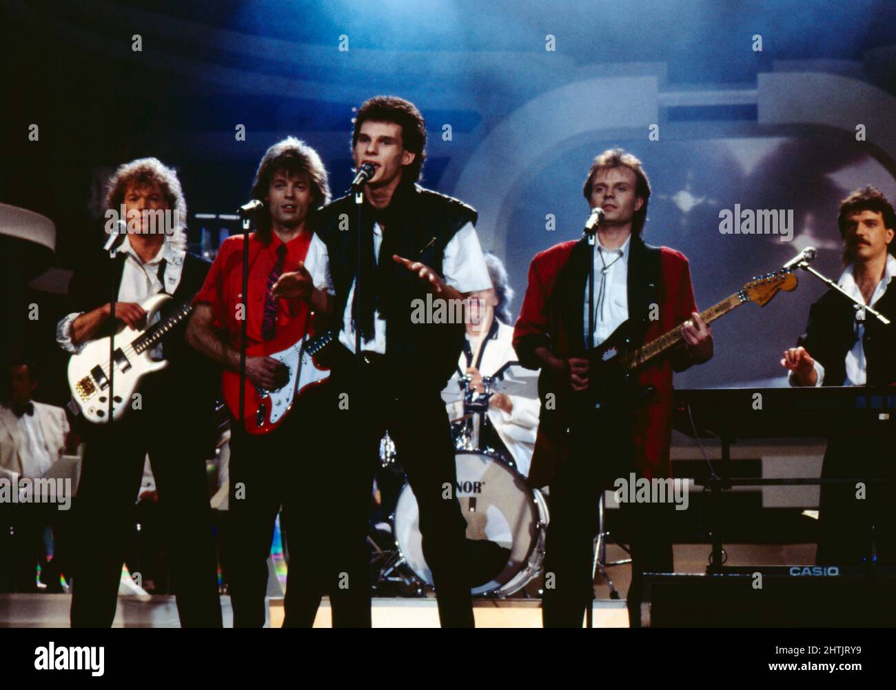 Corey Hart, kanadischer Pop- und Rocksänger, mit Band bei einem Auftritt in Deutschland, um 1987. Stock Photo