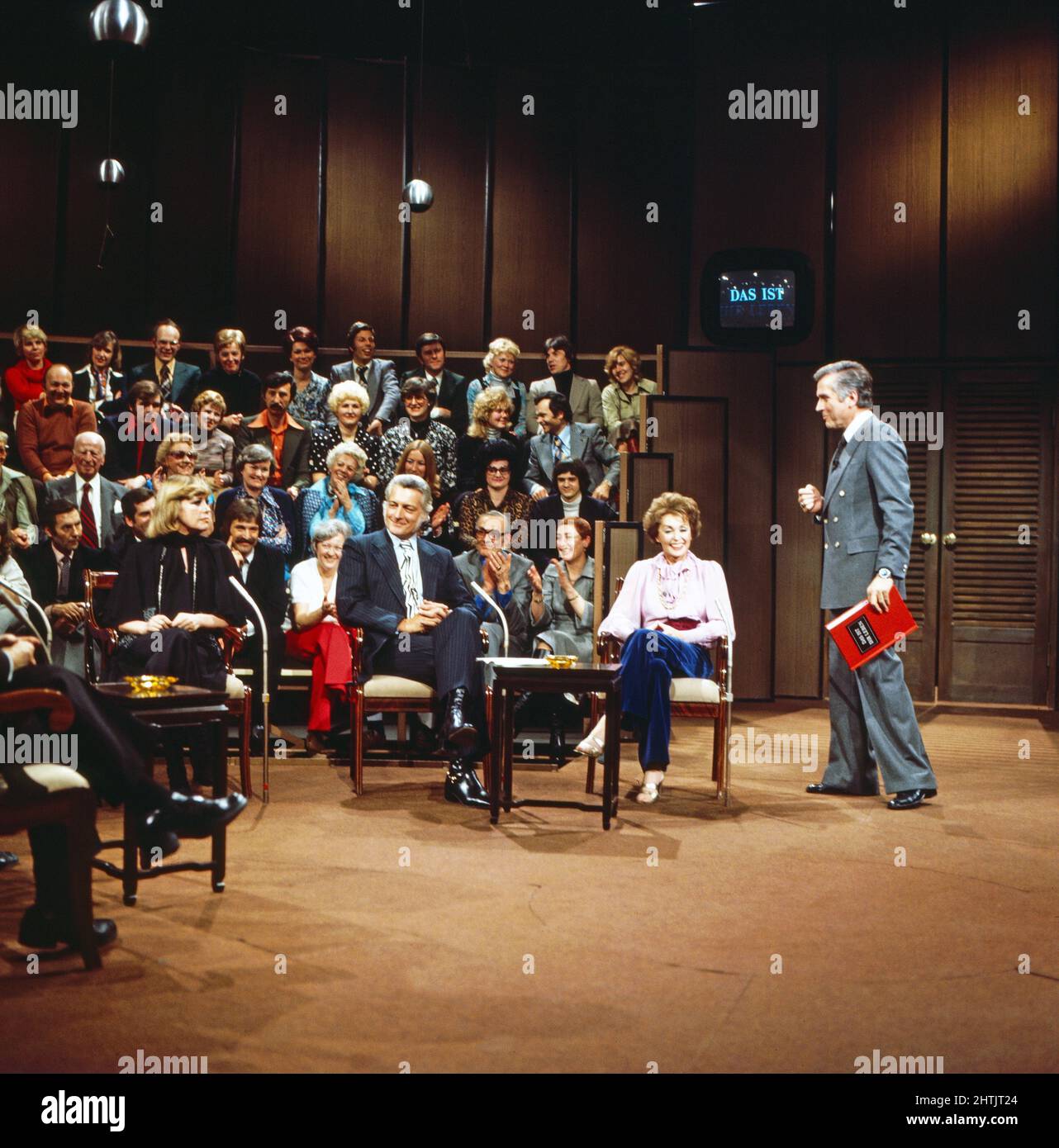 Das ist ihr Leben, ZDF Sendung mit promineten Gästen, die über ihr Leben  erzählen, moderiert von Carlheinz Hollmann, rechts, hier als Star-Gäste:  Schauspielerin Lilli Palmer mit Ehemann Carlos Thompson und Hildegard Knef,