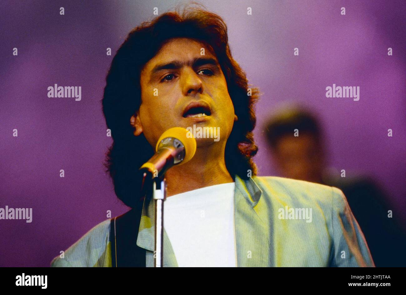 Toto Cutugno, italienischer Sänger und Songschreiber, bei einem Auftritt, Deutschland um 1990. Stock Photo