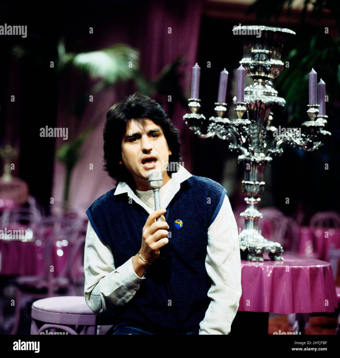 Toto Cutugno, italienischer Sänger und Songschreiber, singt bei einem Auftritt in der Show 'Buona Sera, Italia', Deutschland 1984. Stock Photo