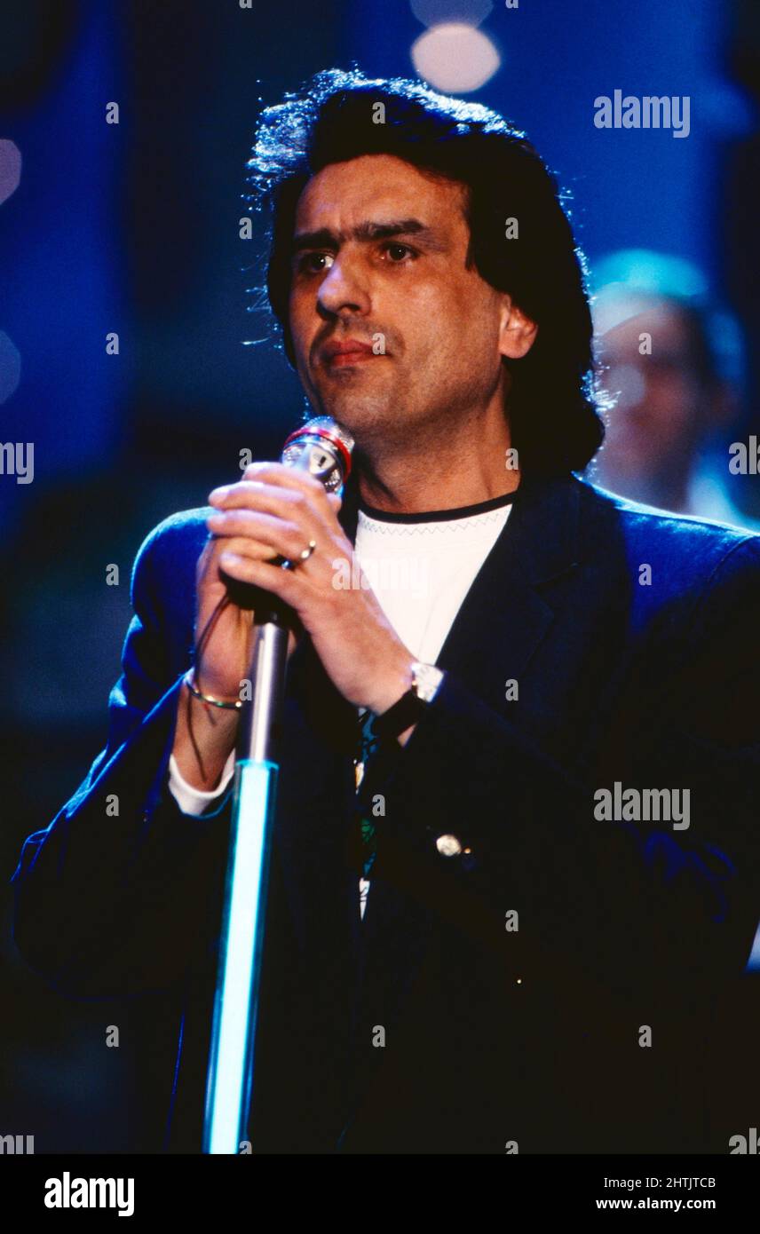 Toto Cutugno, italienischer Sänger und Songschreiber, singt bei einem Auftritt, Deutschland 1993. Stock Photo