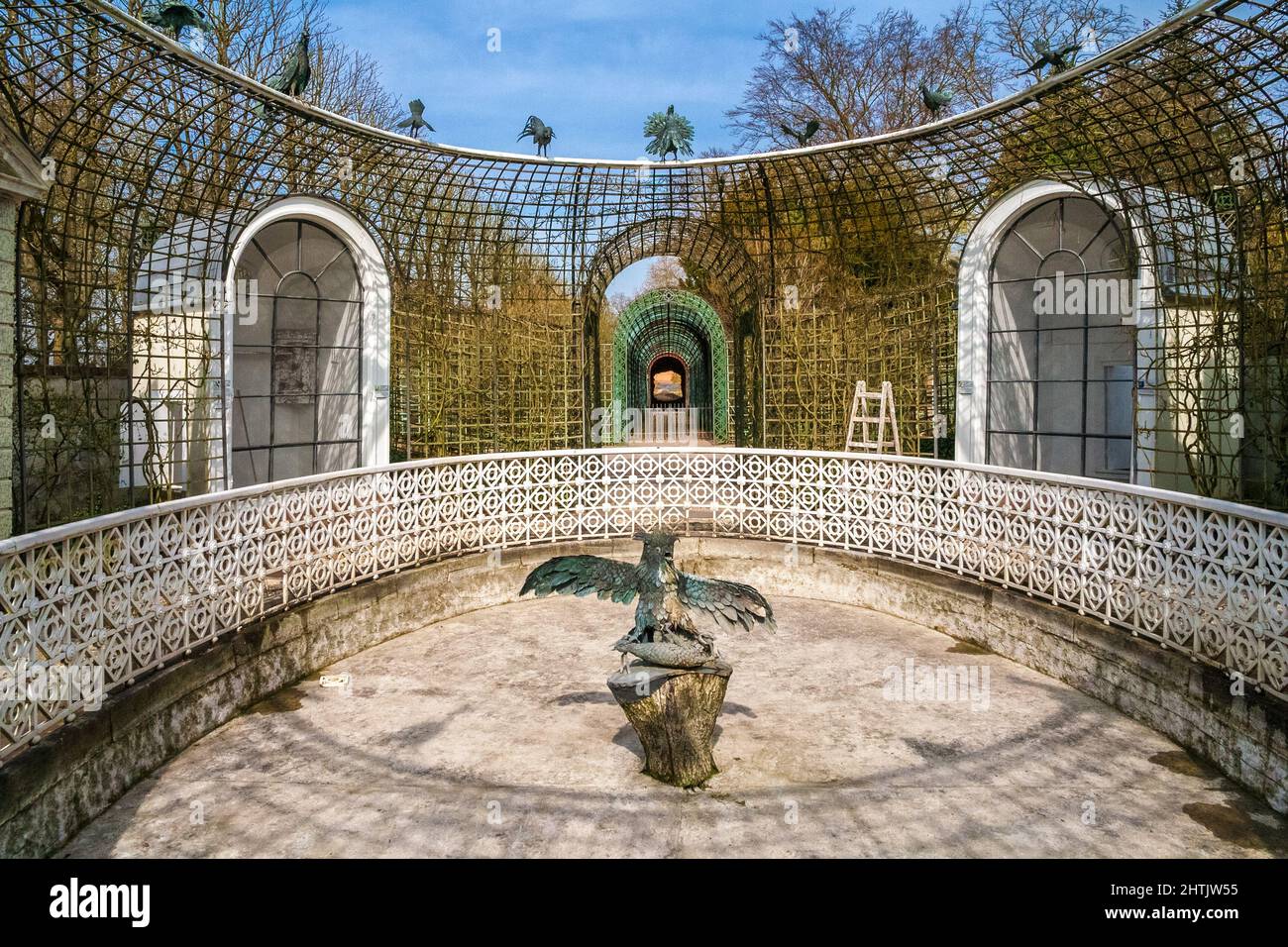 Great close-up view of the famous waterless fountain with the owl and the water-spouting birds with view to the Perspective trellis arch in the... Stock Photo
