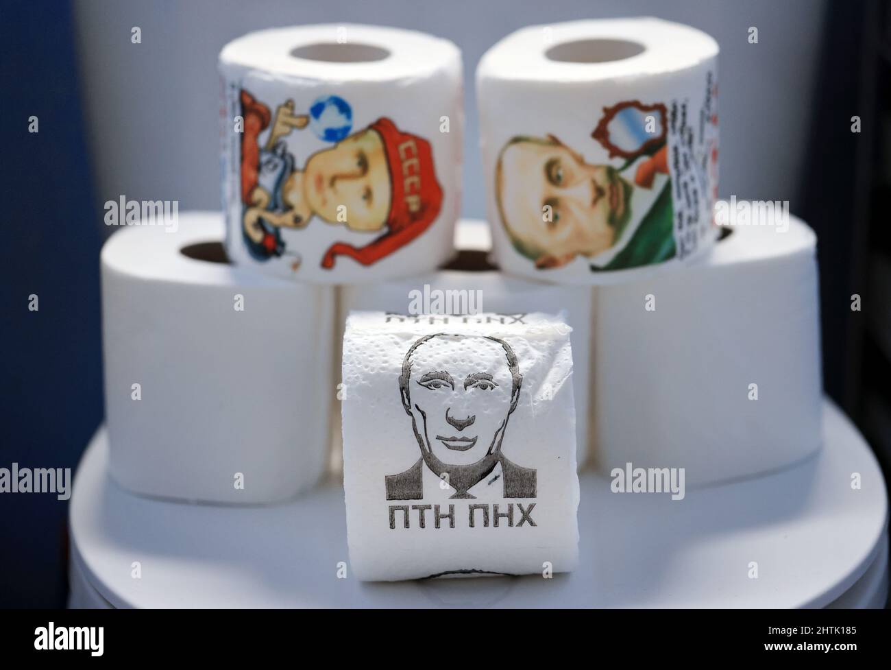 Vladimir putin toilet roll hi-res stock photography and images - Alamy