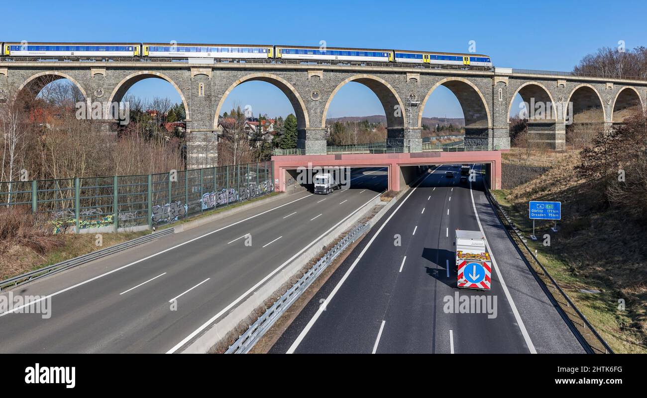 01 March 2022, Saxony, Chemnitz: A train of the Mitteldeutsche Regiobahn (MRB) crosses the Bahrebachmühlen viaduct over the A4. The city is one of the few major cities nationwide without a long-distance rail connection. Alternatives are long routes by regional trains to Thuringia or Dresden or in outdated trains to Leipzig. Now the fourth-largest city in the east is to get at least a direct connection with an InterCity (IC) to Berlin again. On Thursday (03.03.2022), a press briefing on this is planned with the Saxon Minister of Economic Affairs. Photo: Jan Woitas/dpa-Zentralbild/dpa Stock Photo
